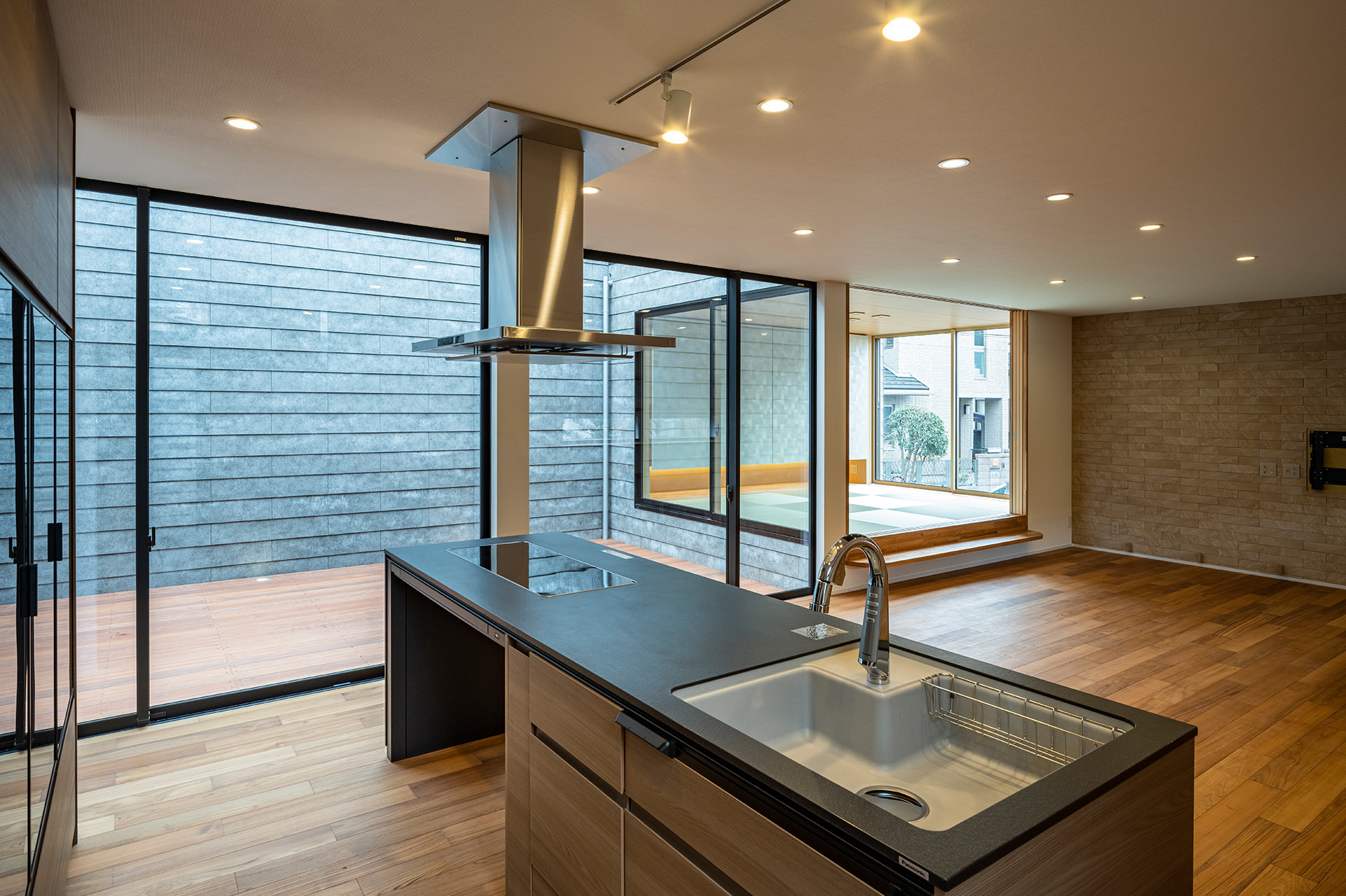 中庭を介して各部屋を確認できるのも良い